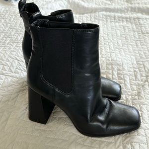 Women’s black ankle boots. Chunky heel; square toe.